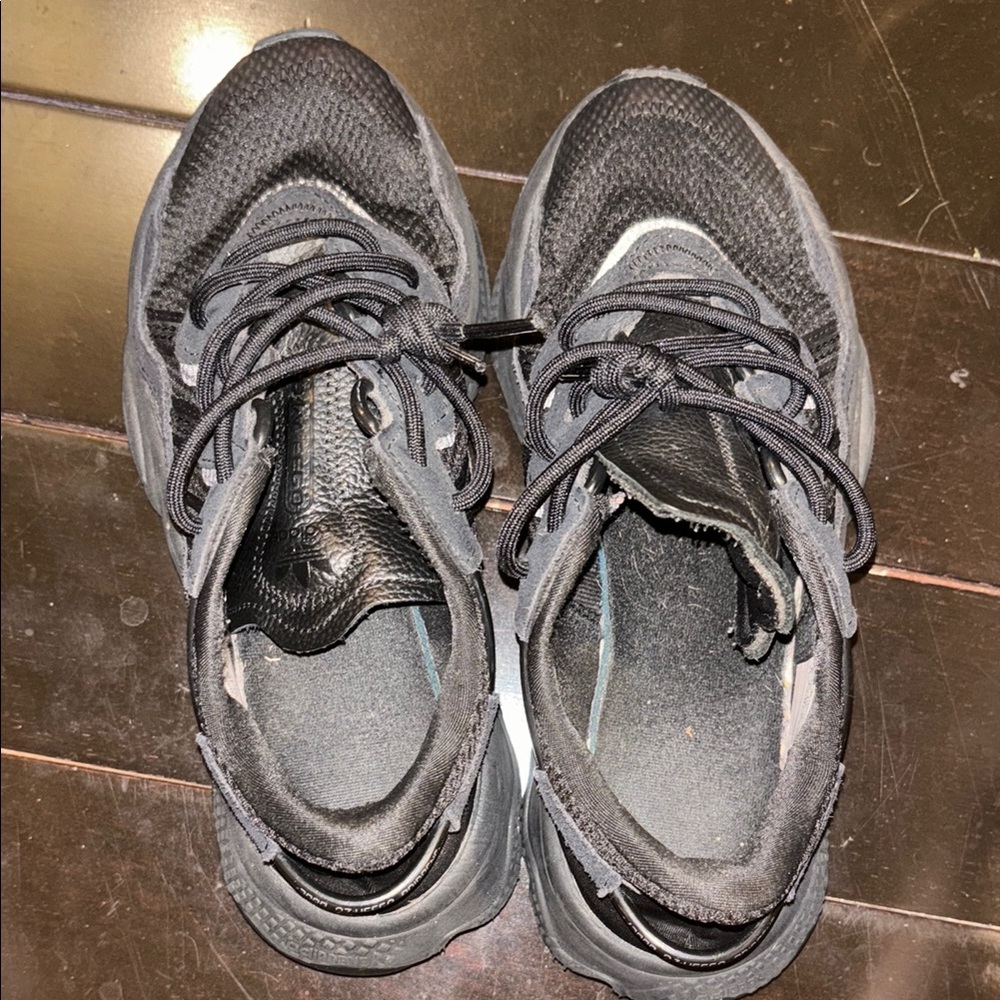 Black carbon adidas ozweego